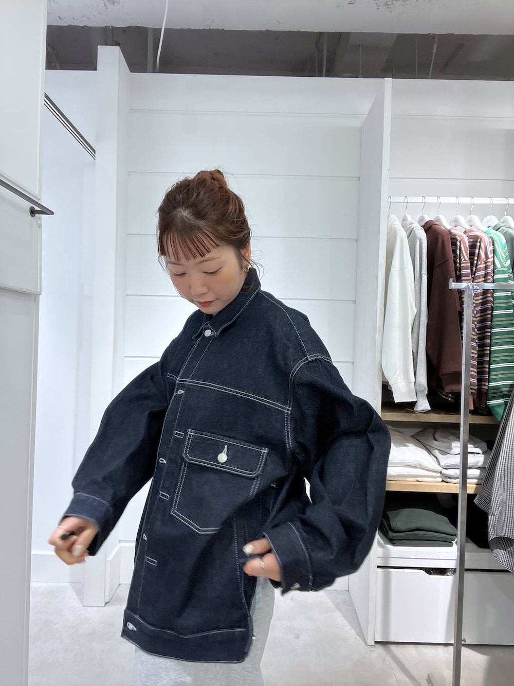 ブルー系のデニムジャケット、グレー系のスウェットパンツを着用したメンズの秋コーディネートの4枚目の写真