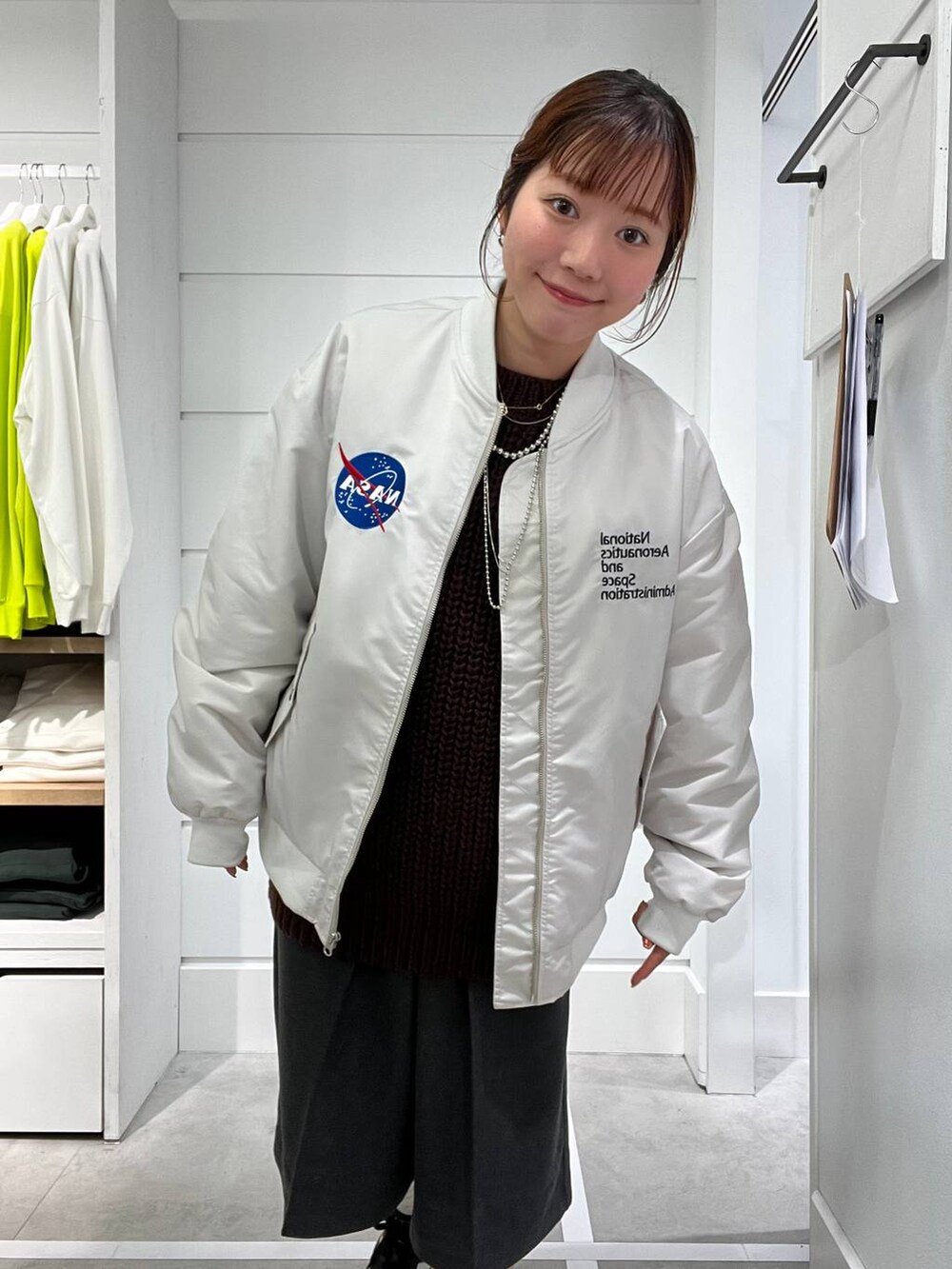 グレー系のその他パンツ、ブラウン系のニット/セーター、グレー系のブルゾンを着用したレディースの秋コーディネートの5枚目の写真