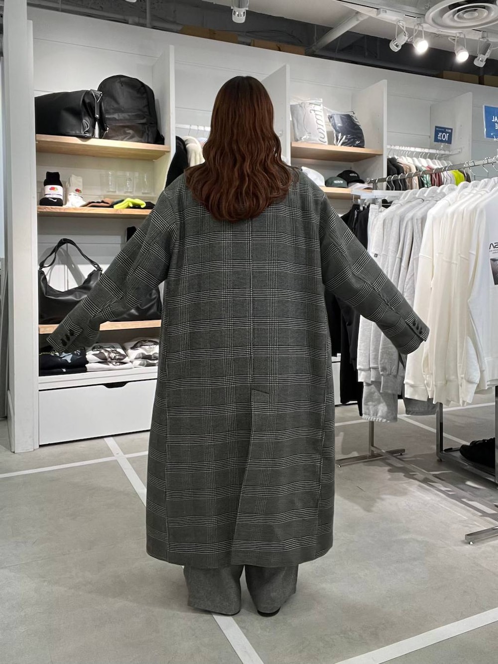 その他のチェスターコート、グレー系のその他パンツ、グレー系のテーラードジャケットを着用したメンズの冬コーディネートの3枚目の写真