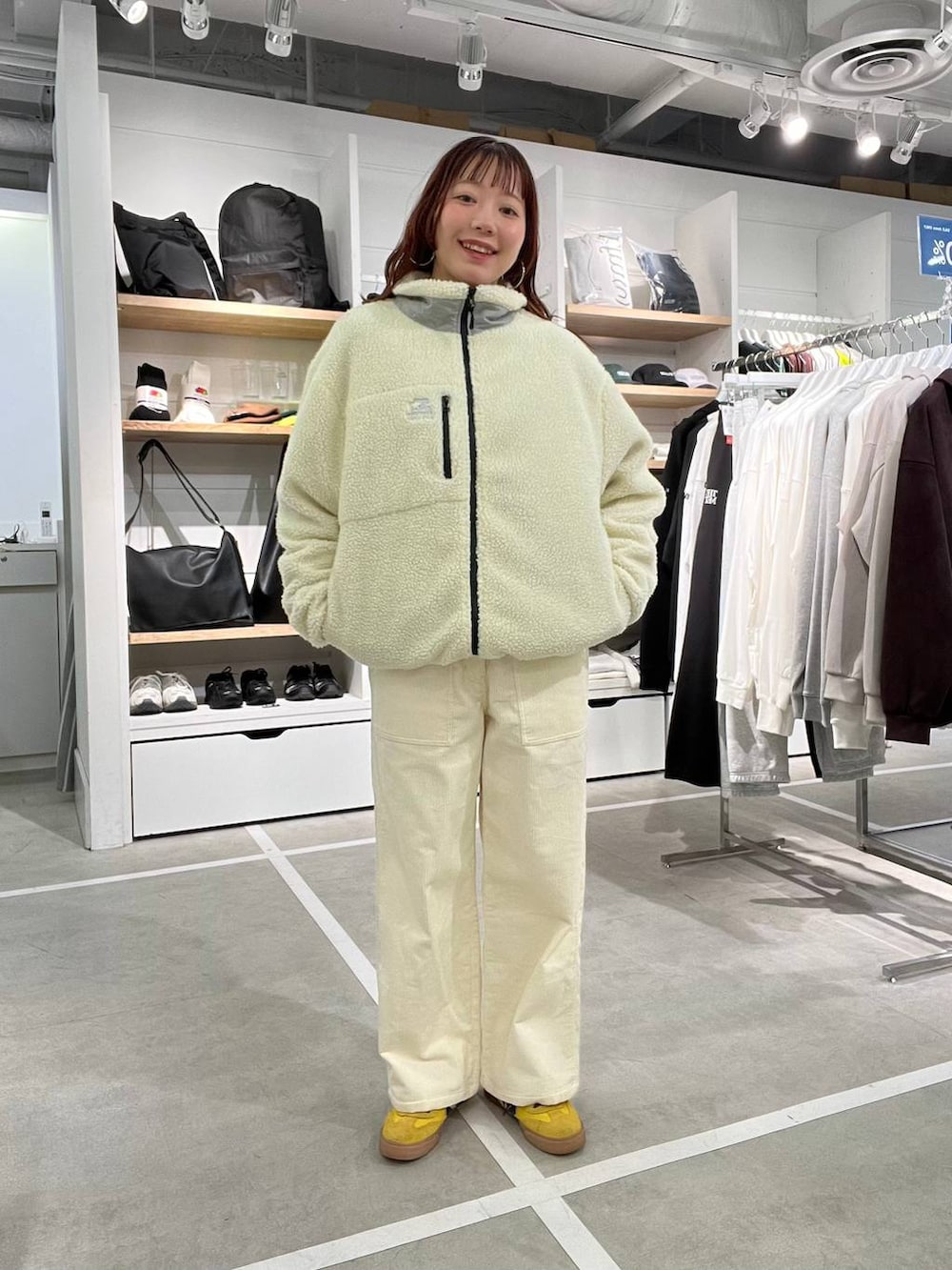 ホワイト系のブルゾン、ホワイト系のその他パンツを着用したメンズの冬コーディネートの4枚目の写真