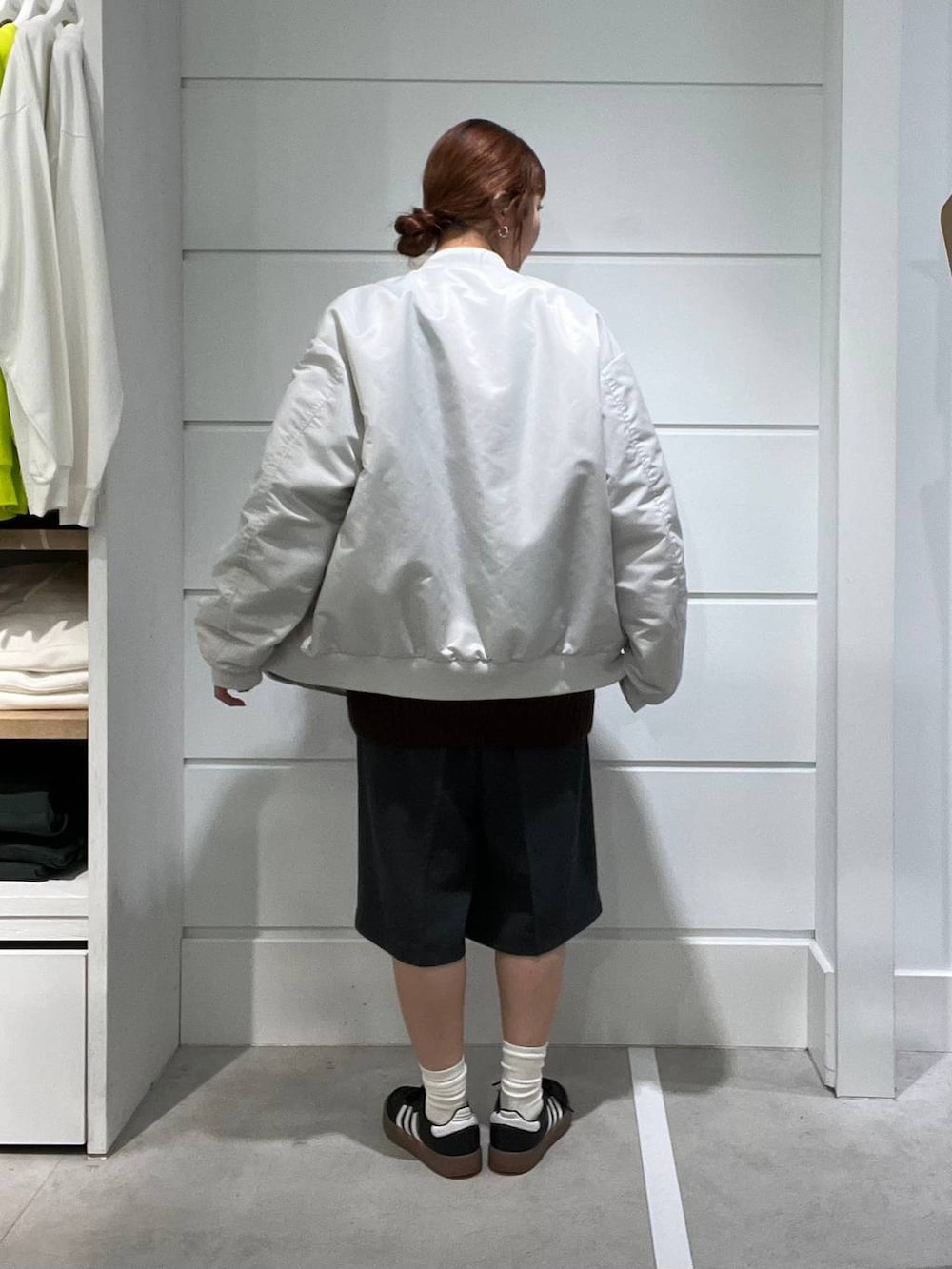 グレー系のその他パンツ、ブラウン系のニット/セーター、グレー系のブルゾンを着用したレディースの秋コーディネートの3枚目の写真