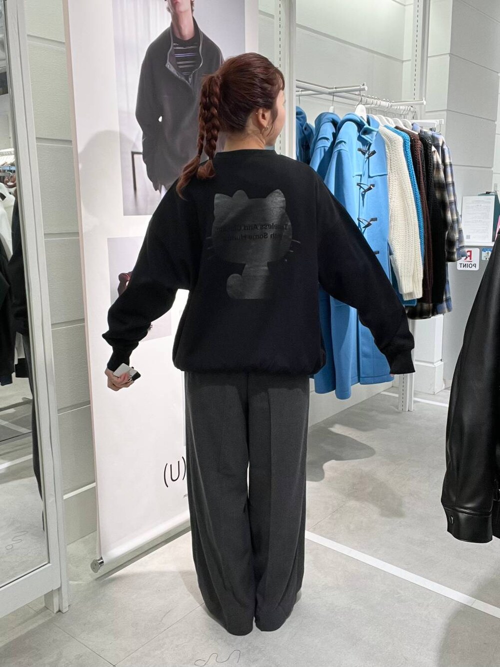 グレー系のその他パンツを着用したメンズの冬コーディネートの2枚目の写真