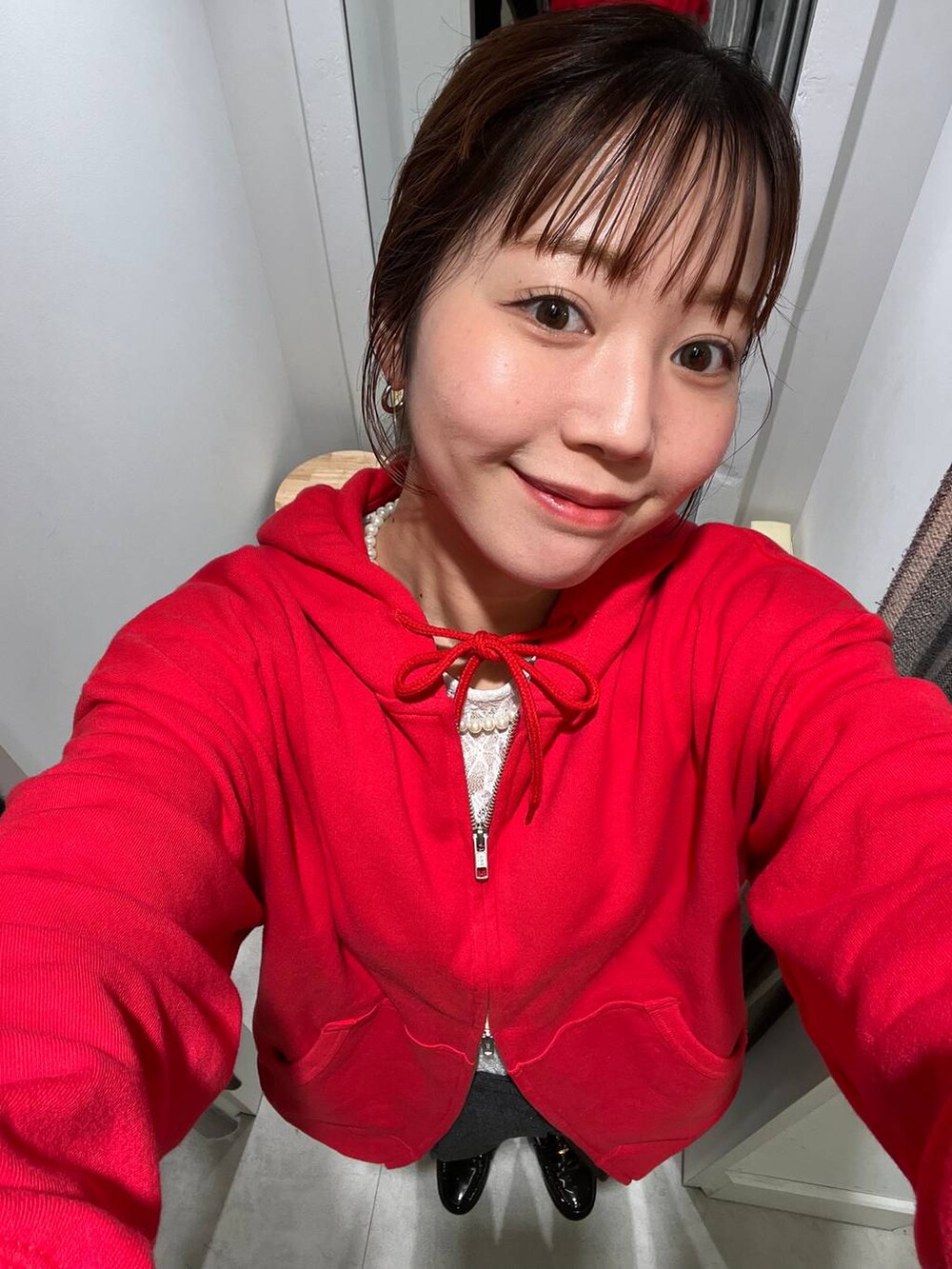 グレー系のその他パンツ、レッド系のスウェットを着用したメンズの秋コーディネートの2枚目の写真