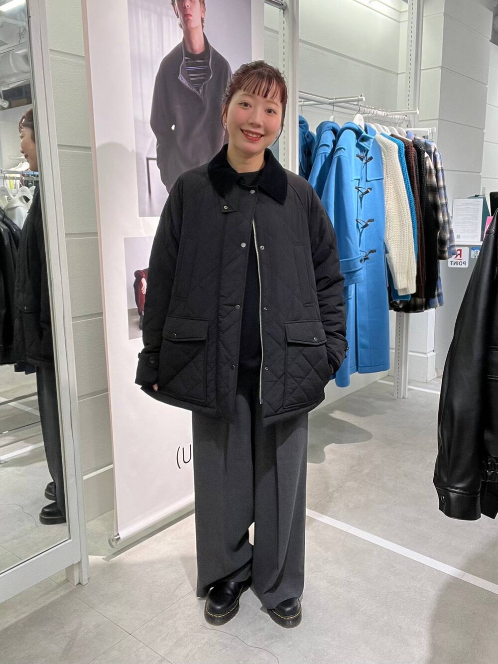 グレー系のその他パンツ、ブラック系のブルゾン、ブラック系のニット/セーターを着用したメンズの冬コーディネートの2枚目の写真