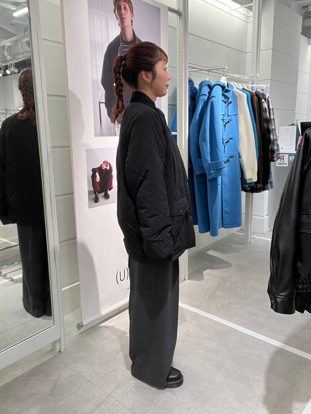 グレー系のその他パンツ、ブラック系のブルゾン、ブラック系のニット/セーターを着用したメンズの冬コーディネートの4枚目の写真