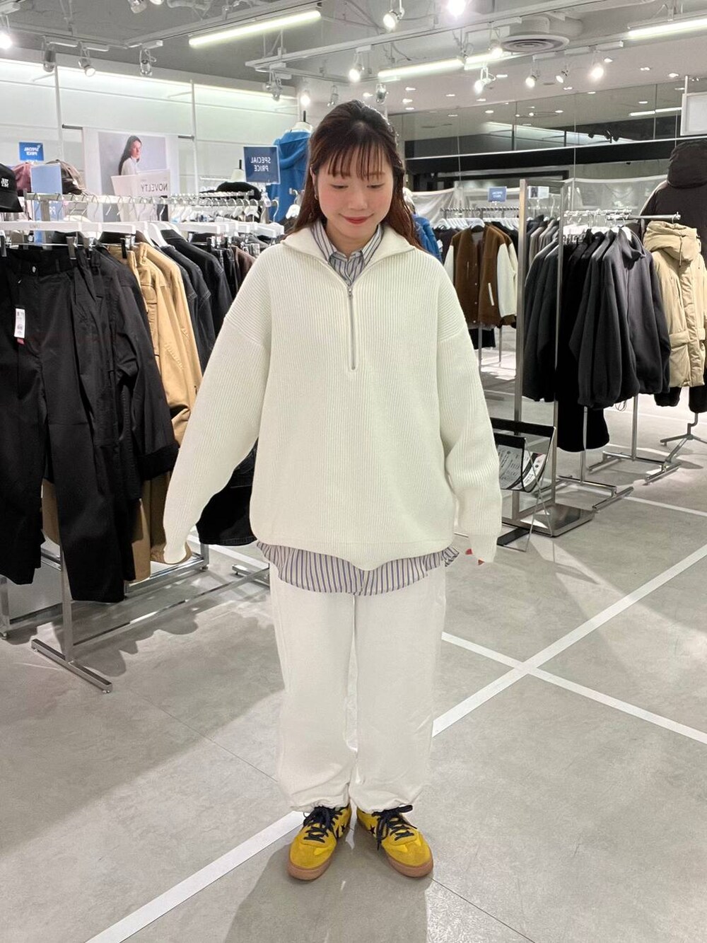 ベージュ系のシャツ/ブラウス、ホワイト系のスウェットパンツ、ホワイト系のニット/セーターを着用したメンズの秋コーディネートの2枚目の写真