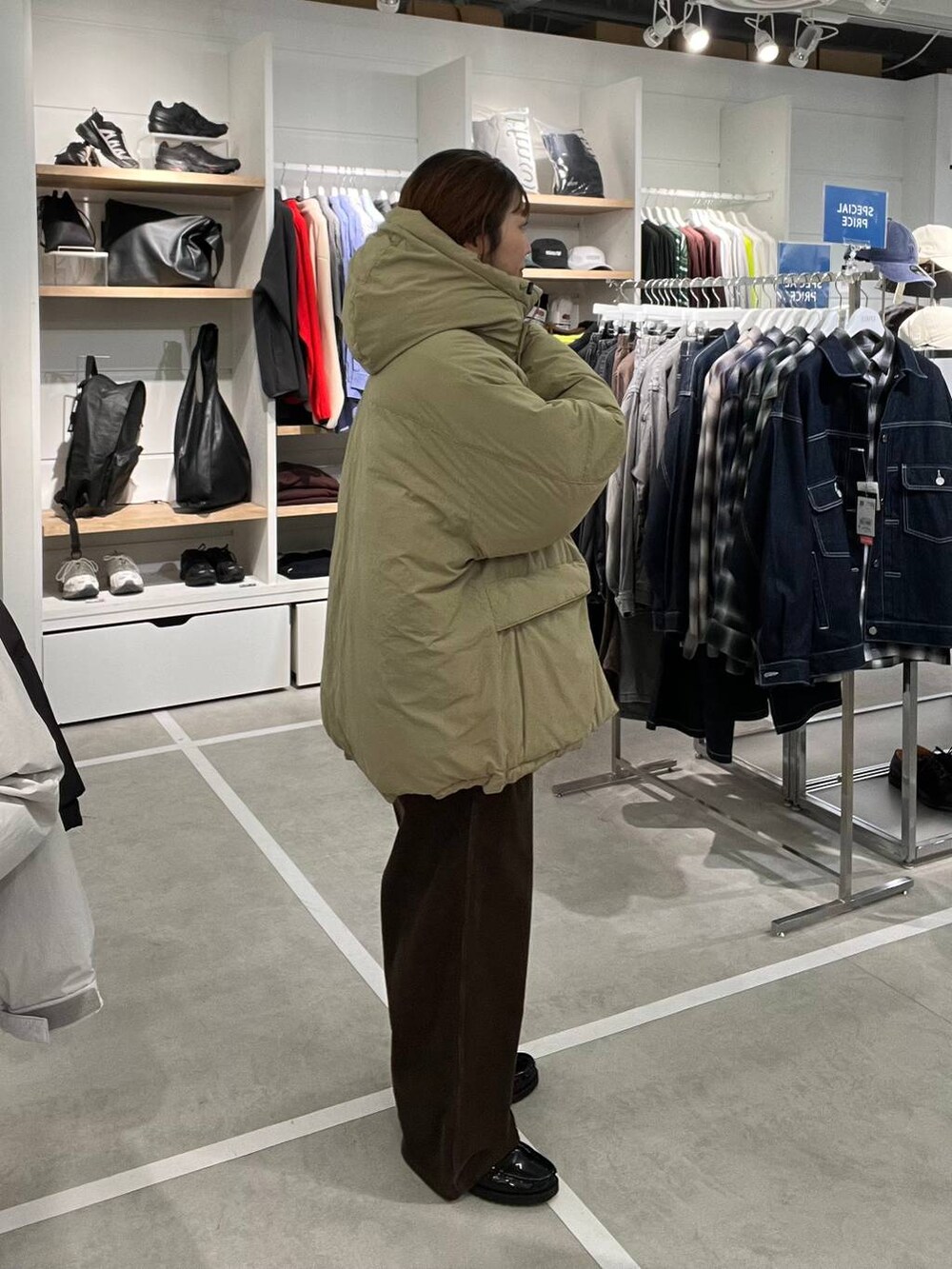 ベージュ系のダウンジャケット/コート、ブラウン系のその他パンツを着用したメンズの秋コーディネートの2枚目の写真