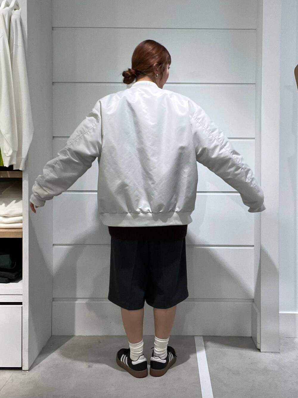 グレー系のその他パンツ、ブラウン系のニット/セーター、グレー系のブルゾンを着用したレディースの秋コーディネートの4枚目の写真