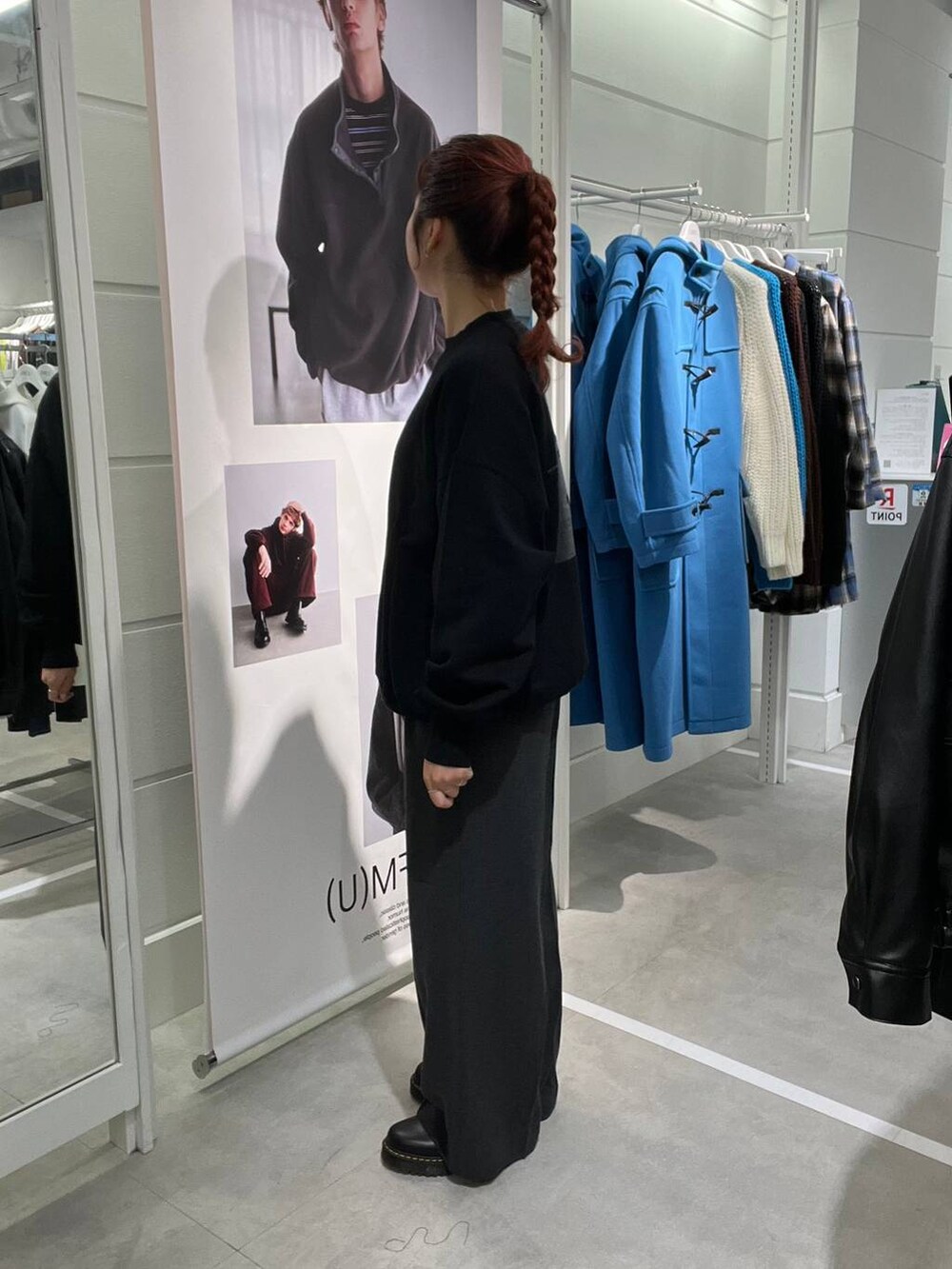 グレー系のその他パンツを着用したメンズの冬コーディネートの3枚目の写真