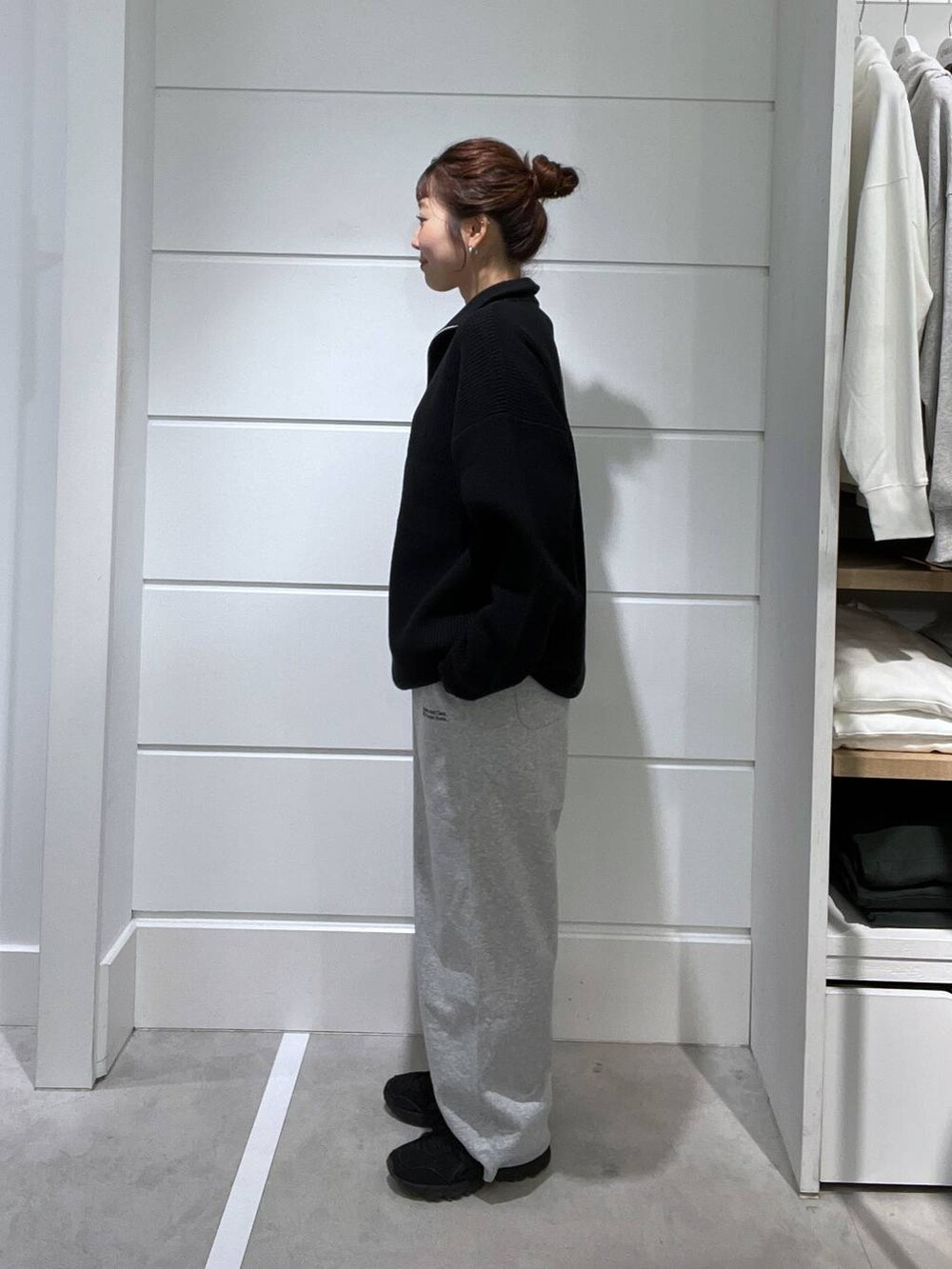 グレー系のスウェットパンツ、ブラック系のニット/セーターを着用したメンズの秋コーディネートの2枚目の写真