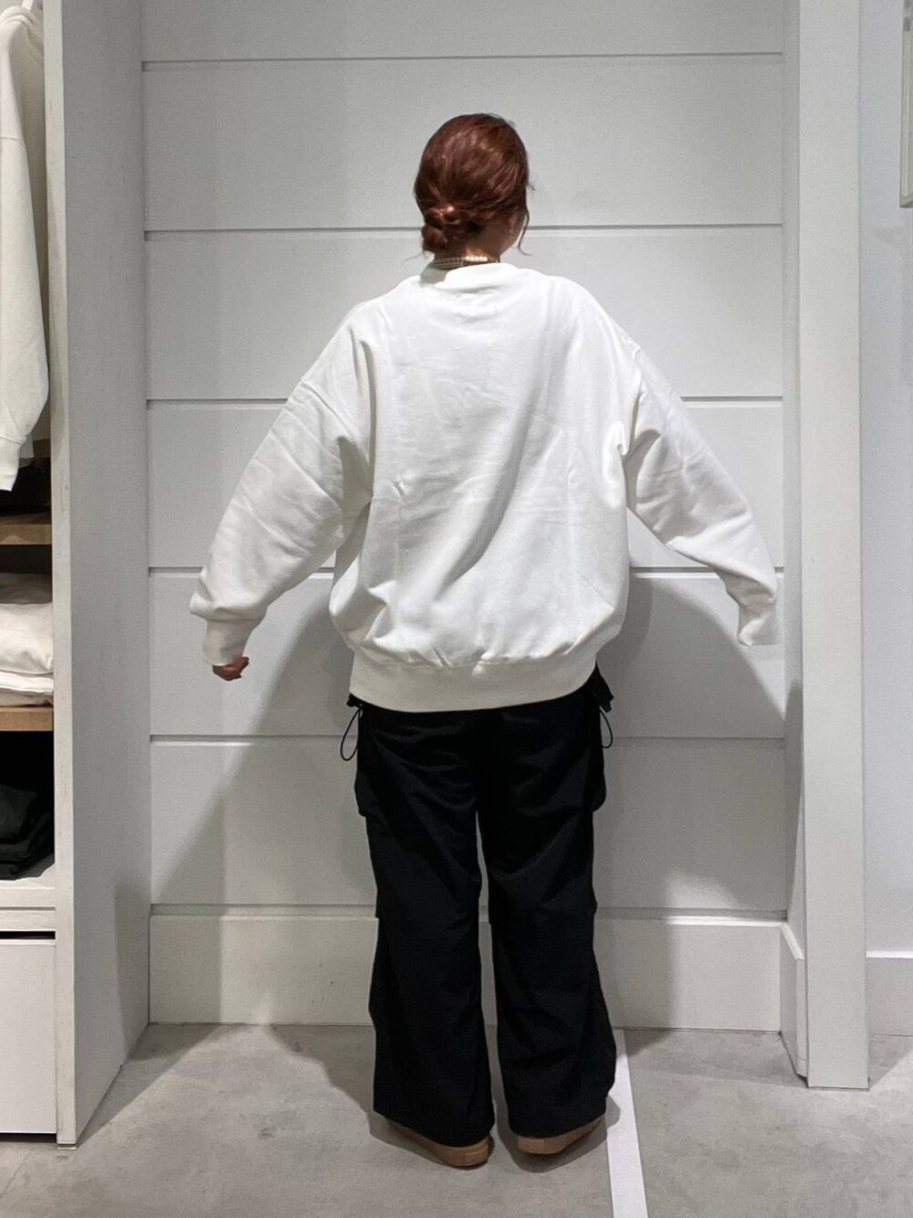 ブラック系のカーゴパンツ、ホワイト系のスウェット、ホワイト系のネックレスを着用したメンズの秋コーディネートの6枚目の写真