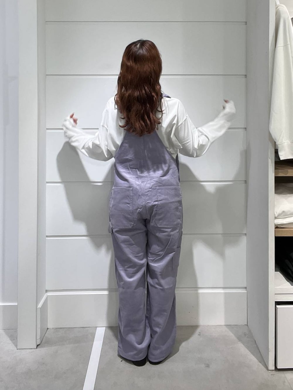 ホワイト系のTシャツ/カットソー、パープル系のサロペット/オーバーオールを着用したメンズの秋コーディネートの3枚目の写真