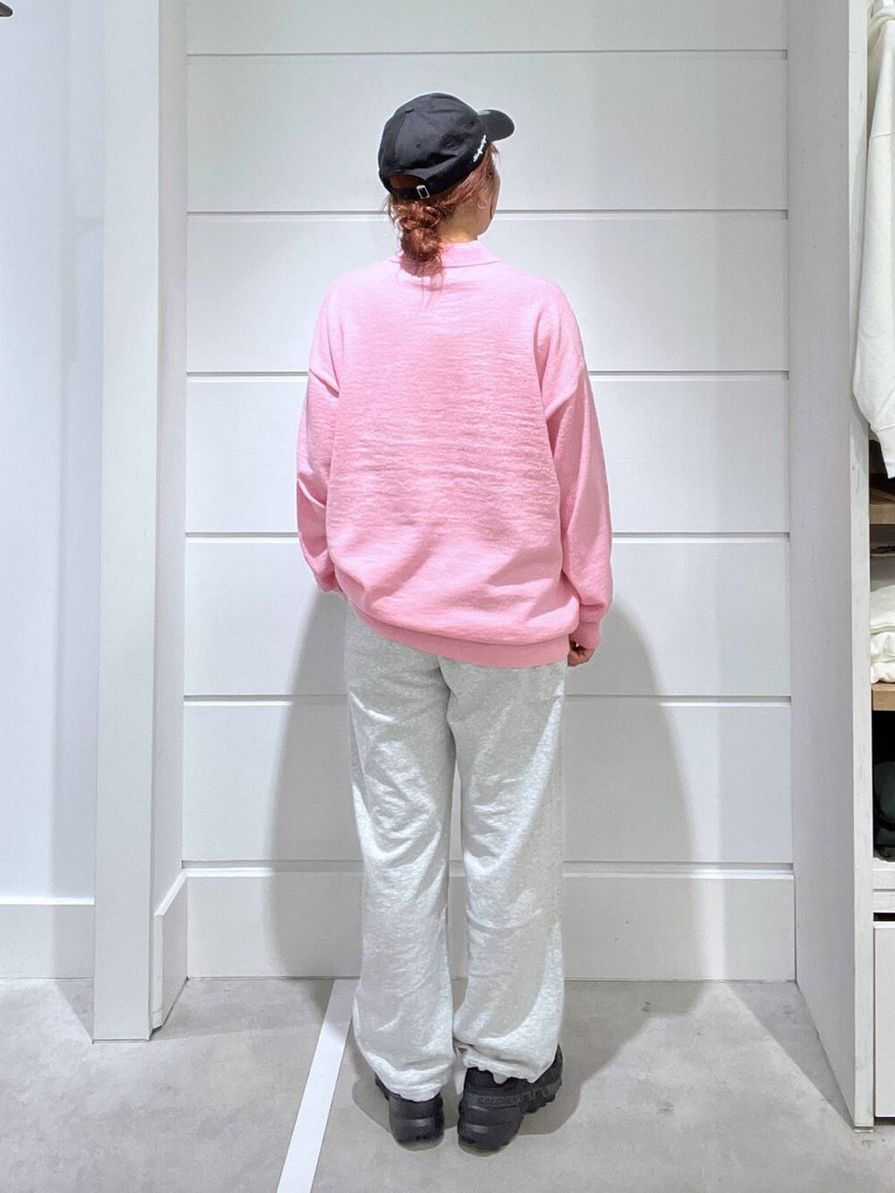 グレー系のスウェットパンツ、ピンク系のニット/セーター、ホワイト系のネックレスを着用したメンズの秋コーディネートの3枚目の写真