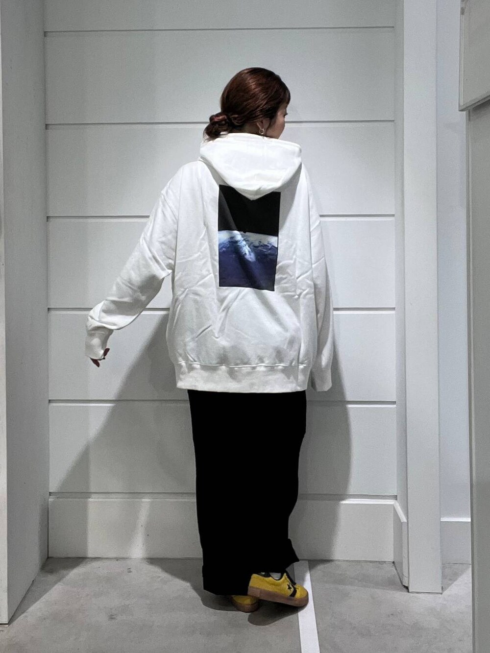 ブラック系のその他パンツ、ホワイト系のTシャツ/カットソーを着用したメンズの秋コーディネートの4枚目の写真