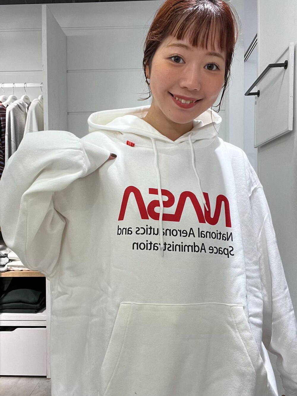 ブラック系のその他パンツ、ホワイト系のTシャツ/カットソーを着用したメンズの秋コーディネートの6枚目の写真