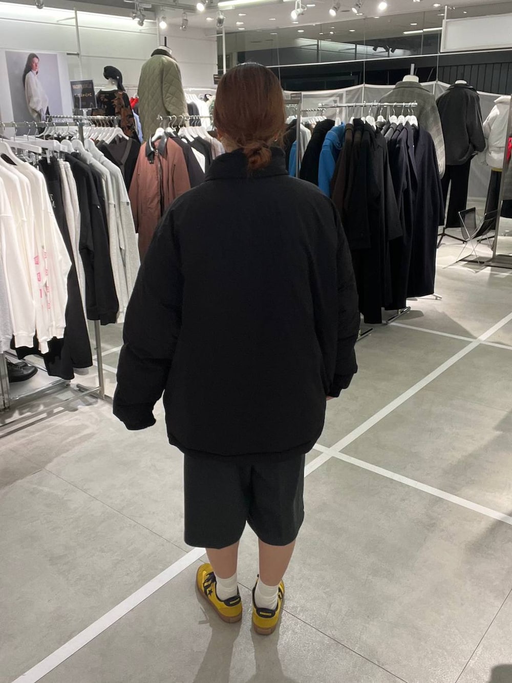 グレー系のその他パンツ、ブラック系のダウンジャケット/コート、レッド系のニット/セーターを着用したメンズの秋コーディネートの3枚目の写真