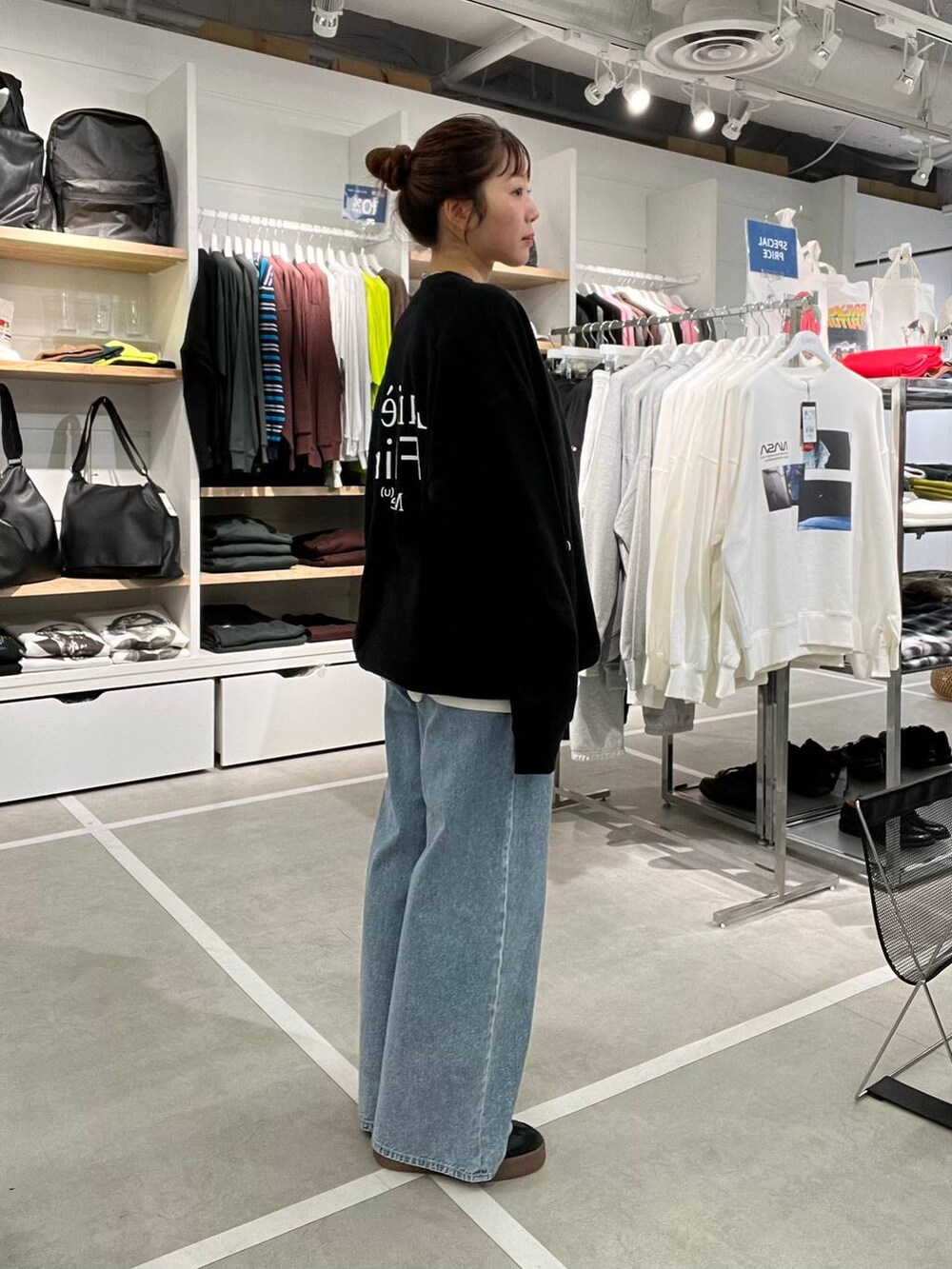 ブルー系のデニムパンツ、ブラック系のスウェットを着用したメンズの冬コーディネートの4枚目の写真