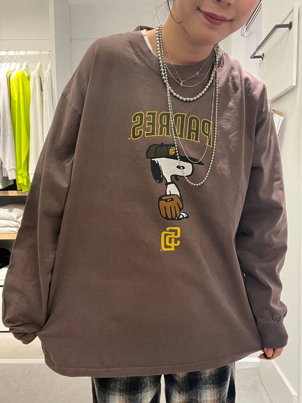 ブラウン系のTシャツ/カットソー、ブラック系のその他パンツを着用したメンズの秋コーディネートの6枚目の写真