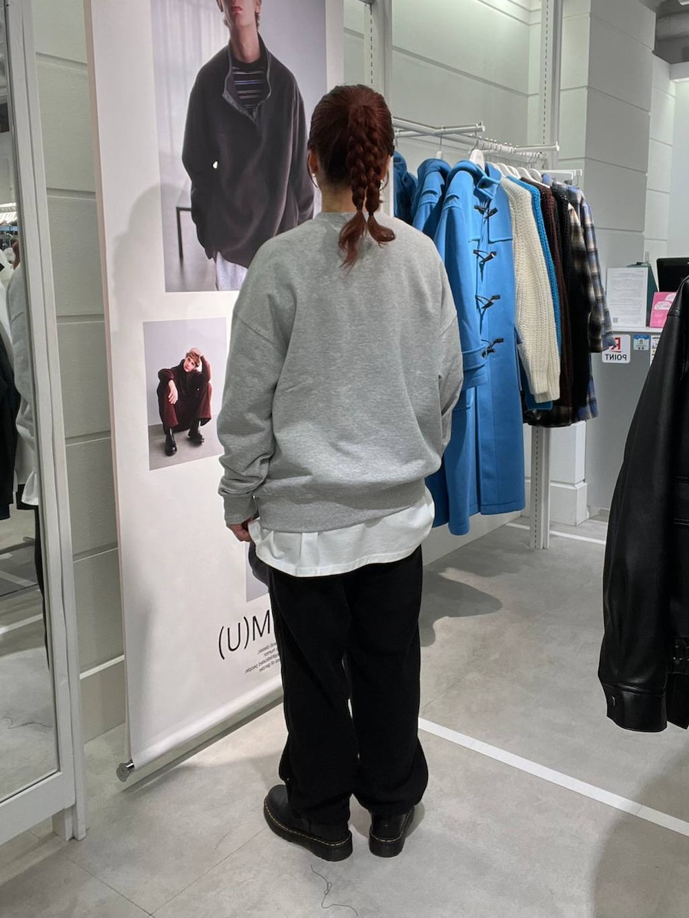 ホワイト系のTシャツ/カットソー、グレー系のスウェット、ブラック系のスウェットパンツを着用したメンズの冬コーディネートの3枚目の写真