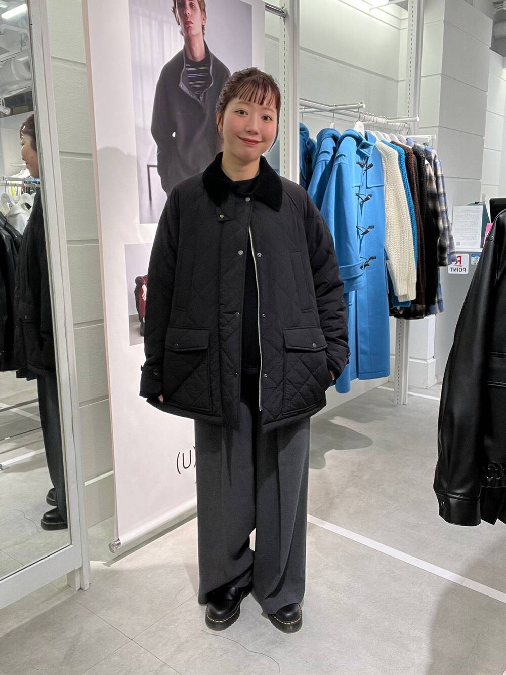 グレー系のその他パンツ、ブラック系のブルゾン、ブラック系のニット/セーターを着用したメンズの冬コーディネートの3枚目の写真