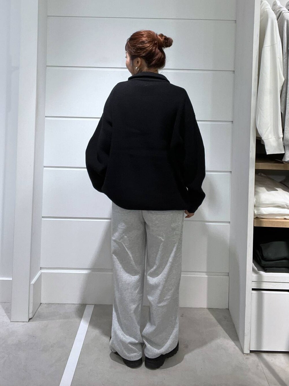 グレー系のスウェットパンツ、ブラック系のニット/セーターを着用したメンズの秋コーディネートの3枚目の写真
