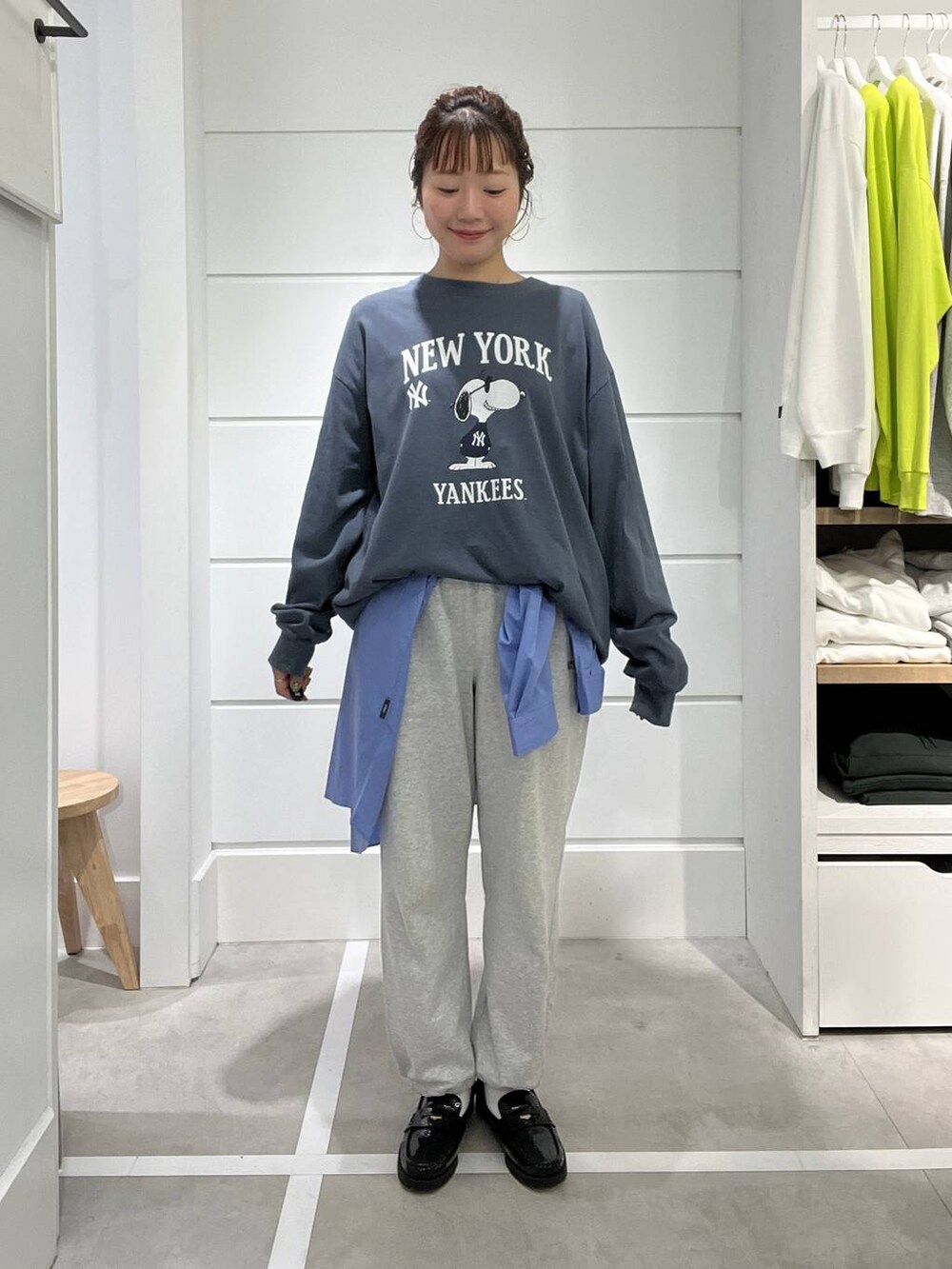 ブルー系のTシャツ/カットソー、ブルー系のシャツ/ブラウス、グレー系のスウェットパンツを着用したメンズの秋コーディネートの2枚目の写真