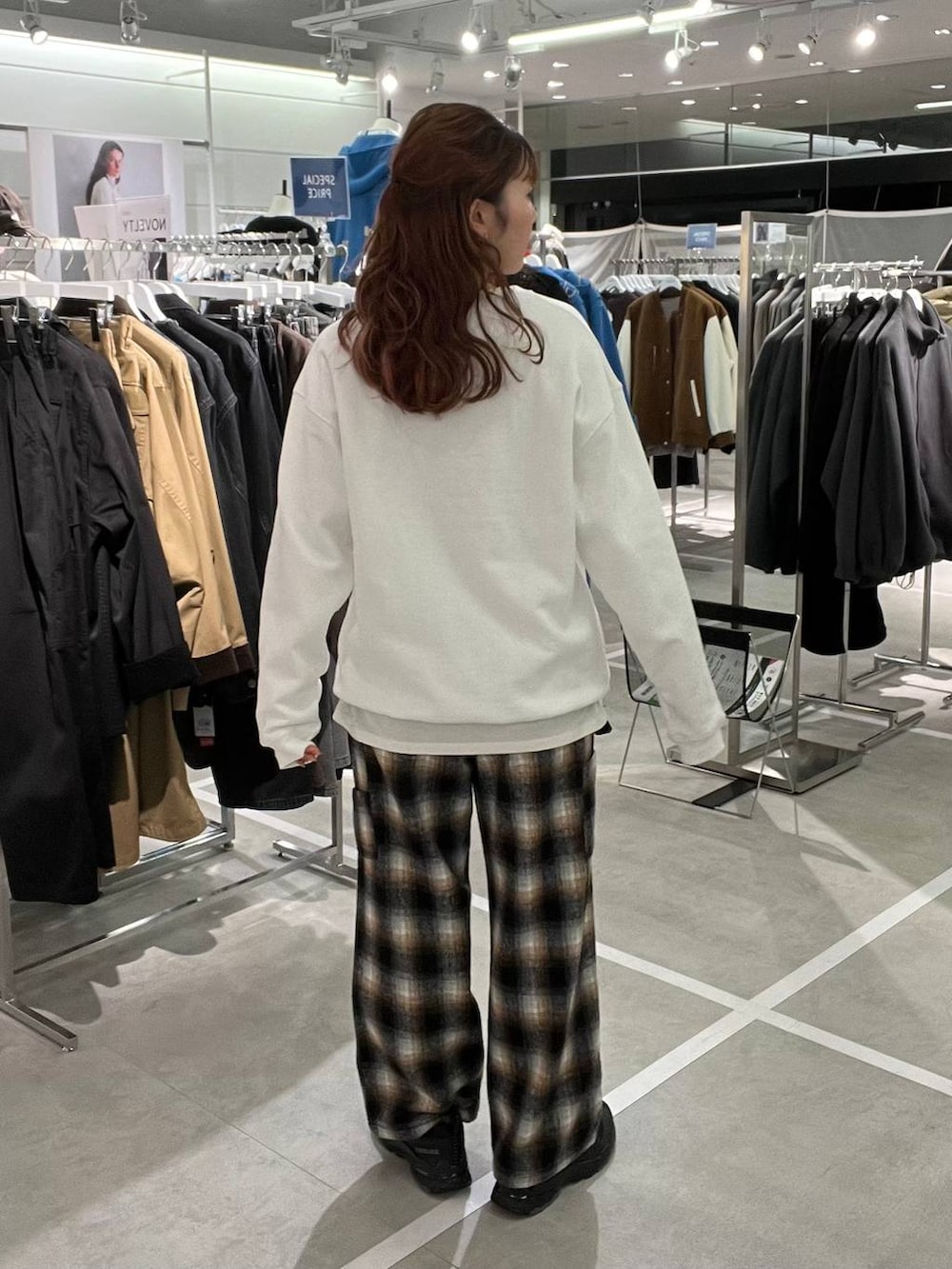 ブラック系のその他パンツ、ホワイト系のスウェットを着用したメンズの秋コーディネートの3枚目の写真