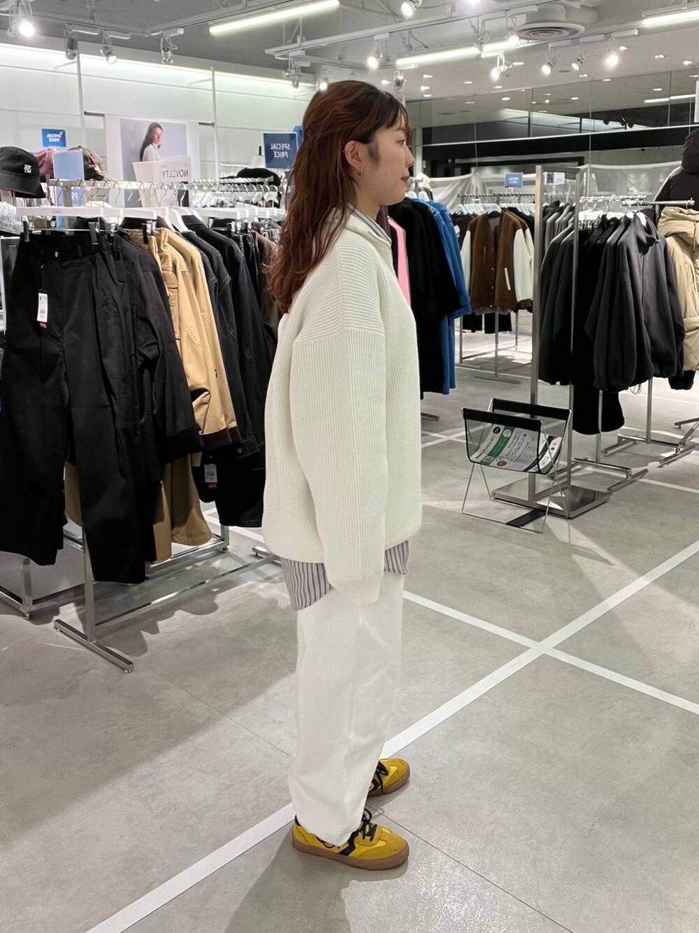 ベージュ系のシャツ/ブラウス、ホワイト系のスウェットパンツ、ホワイト系のニット/セーターを着用したメンズの秋コーディネートの3枚目の写真