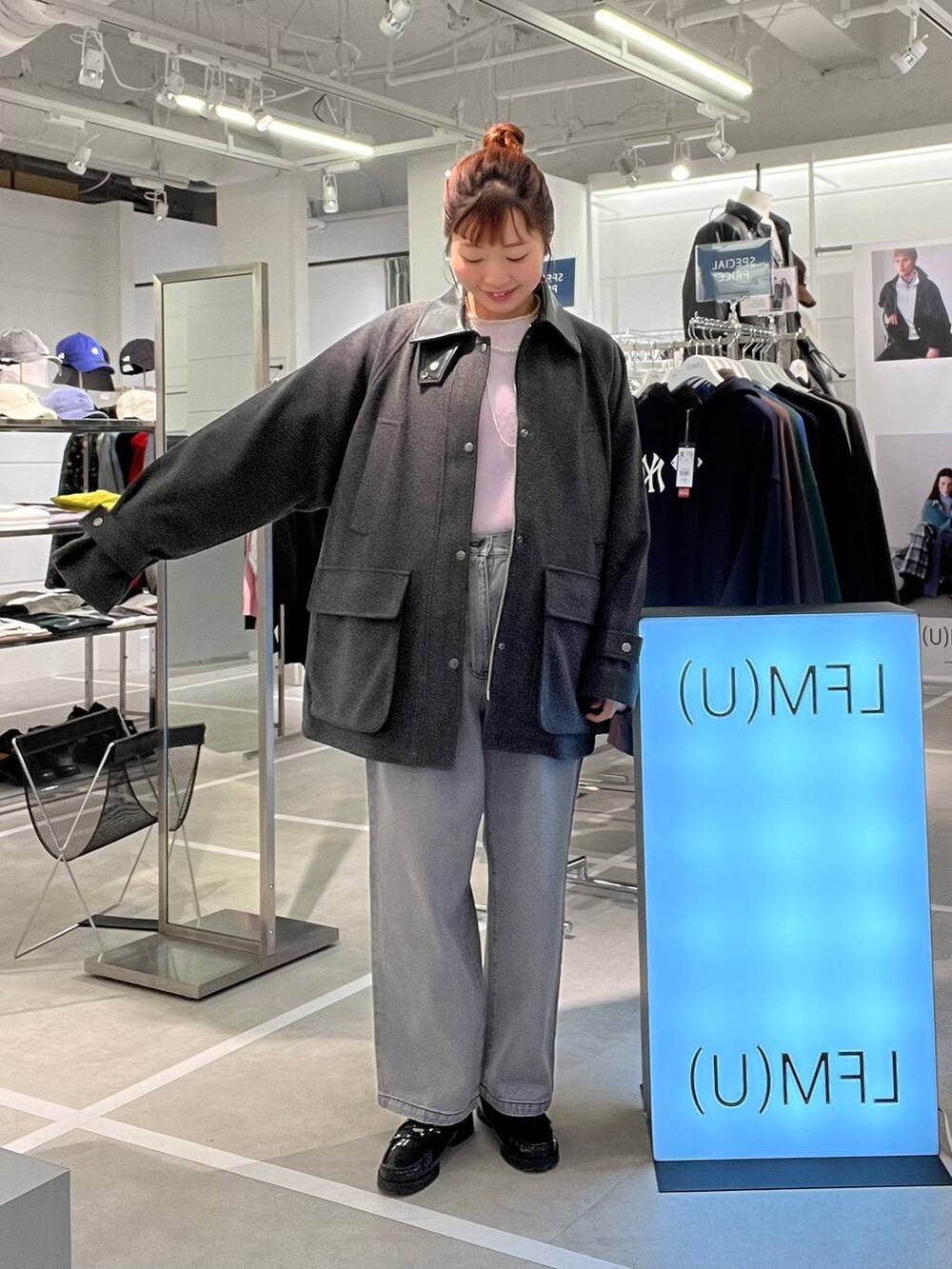 グレー系のブルゾン、ブラック系のデニムパンツ、パープル系のニット/セーターを着用したメンズの秋コーディネートの4枚目の写真