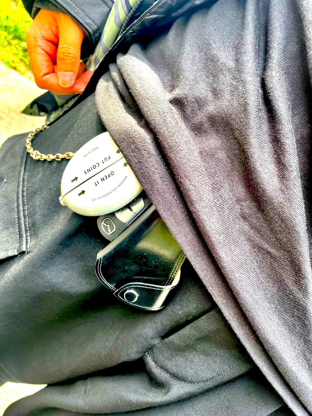 ブラック系のTシャツ/カットソー、ブラック系のカーゴパンツ、ブラック系のローファーを着用したメンズの春コーディネートの3枚目の写真