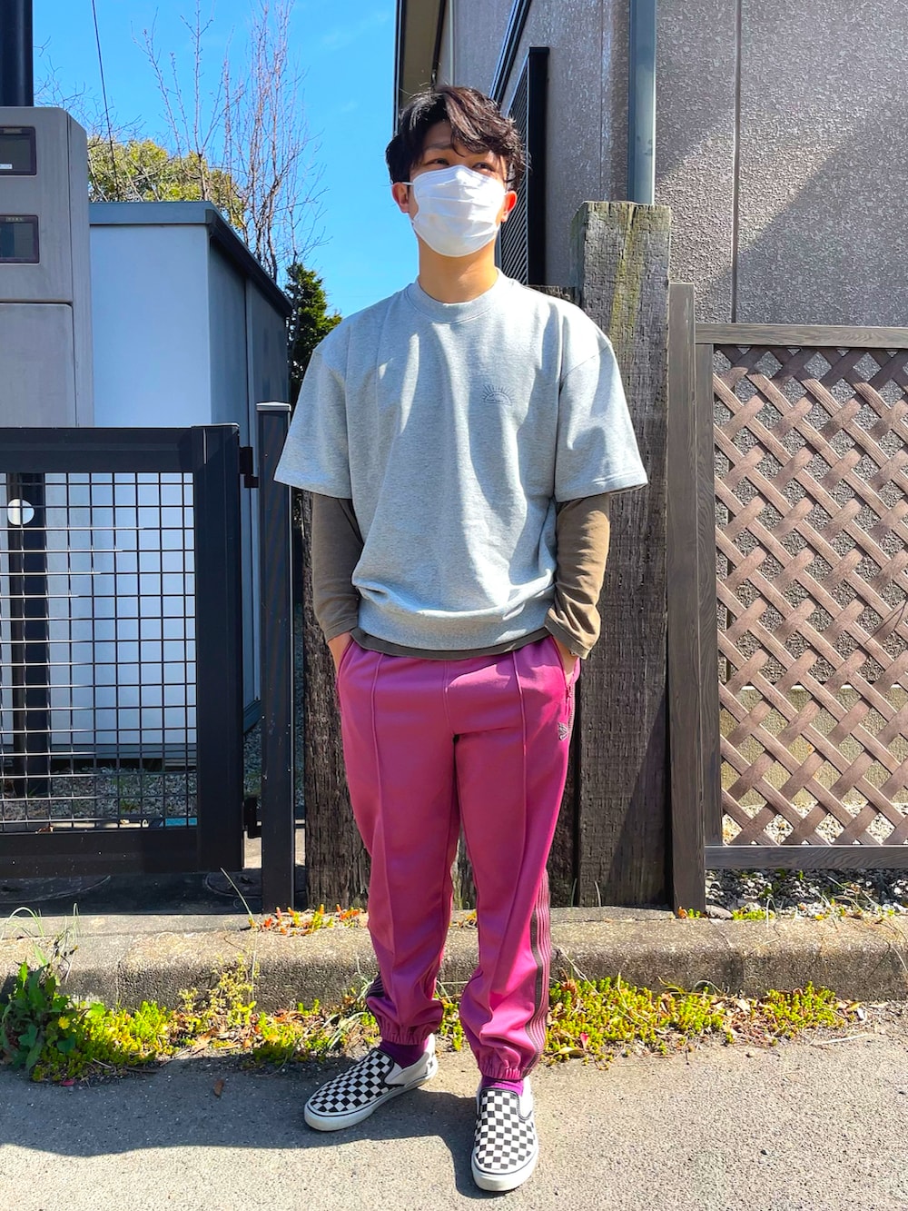 ホワイト系のスリッポン、ピンク系のその他パンツ、グレー系のTシャツ/カットソーを着用したメンズの春コーディネートの3枚目の写真