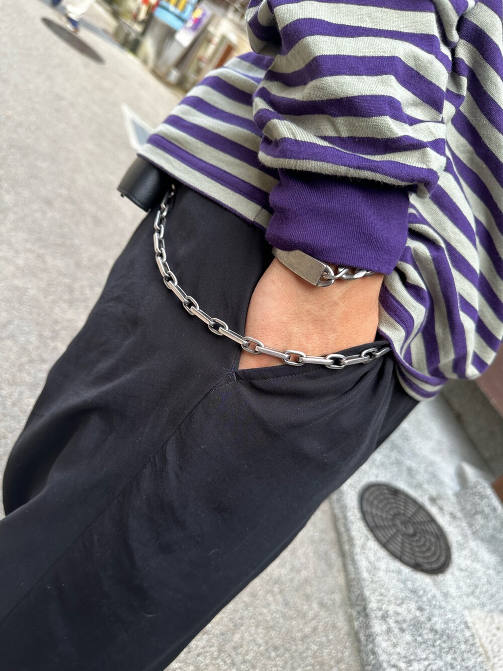 ブラック系のモカシン/デッキシューズ、ブラック系のパンツ、パープル系のTシャツ/カットソーを着用したメンズの秋コーディネートの2枚目の写真