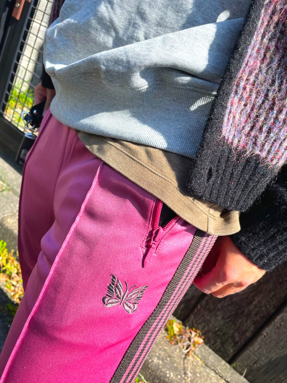 ホワイト系のスリッポン、ピンク系のその他パンツ、グレー系のTシャツ/カットソーを着用したメンズの春コーディネートの2枚目の写真