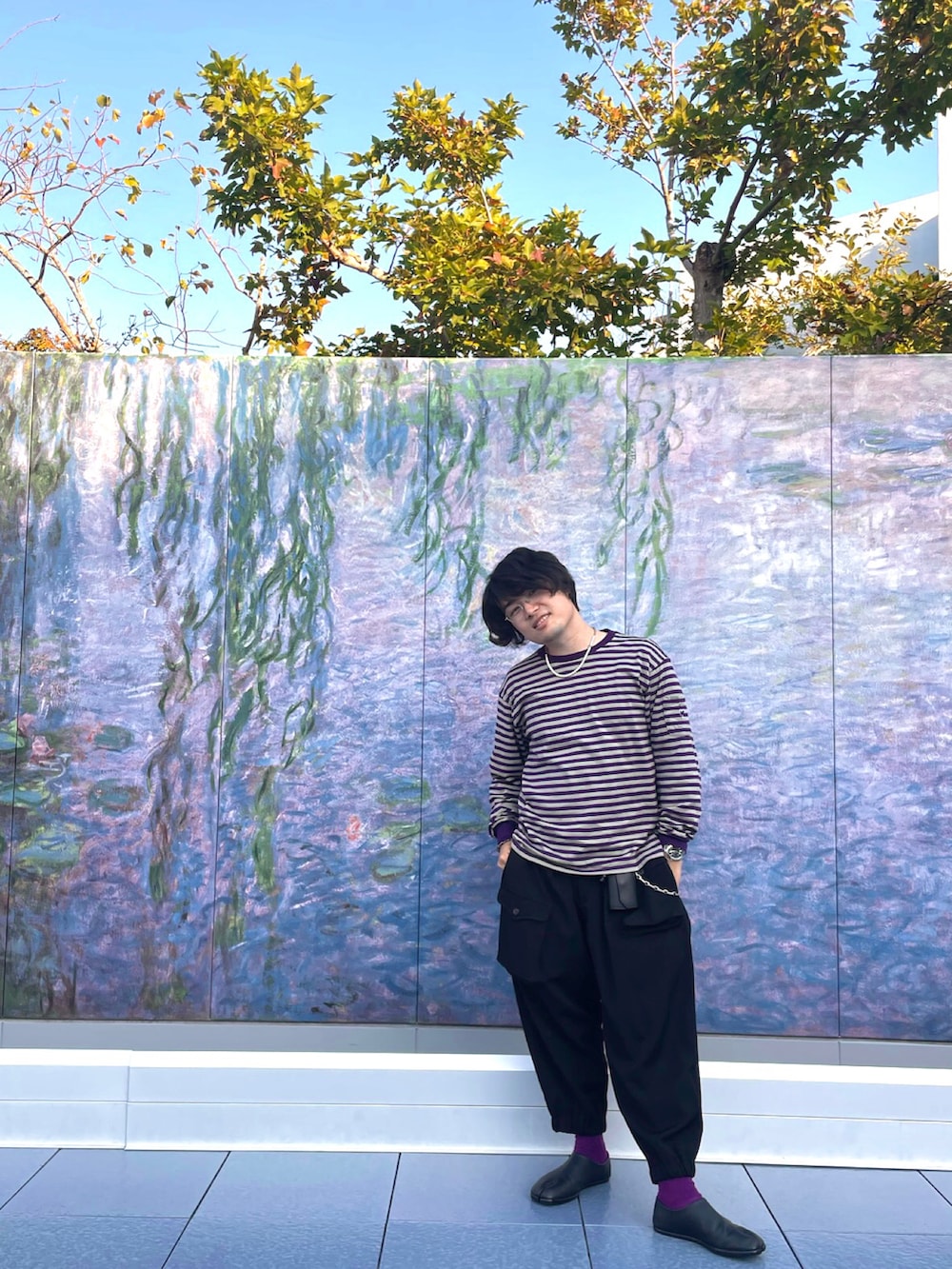 ブラック系のその他シューズ、ブラック系のカーゴパンツ、パープル系のTシャツ/カットソーを着用したメンズの秋コーディネートの2枚目の写真