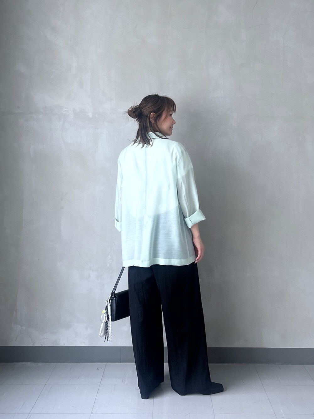 グリーン系のテーラードジャケット、ホワイト系のTシャツ/カットソー、ブラック系のその他パンツを着用したレディースの春コーディネートの4枚目の写真