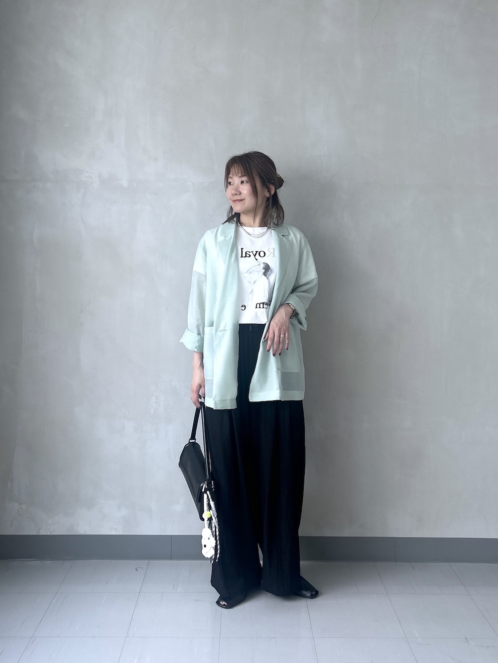 グリーン系のテーラードジャケット、ホワイト系のTシャツ/カットソー、ブラック系のその他パンツを着用したレディースの春コーディネートの3枚目の写真