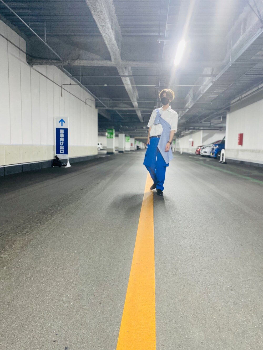 ブルー系のパンツ、ホワイト系のシャツ/ブラウス、ブルー系のシャツ/ブラウスを着用したメンズの夏コーディネートの2枚目の写真