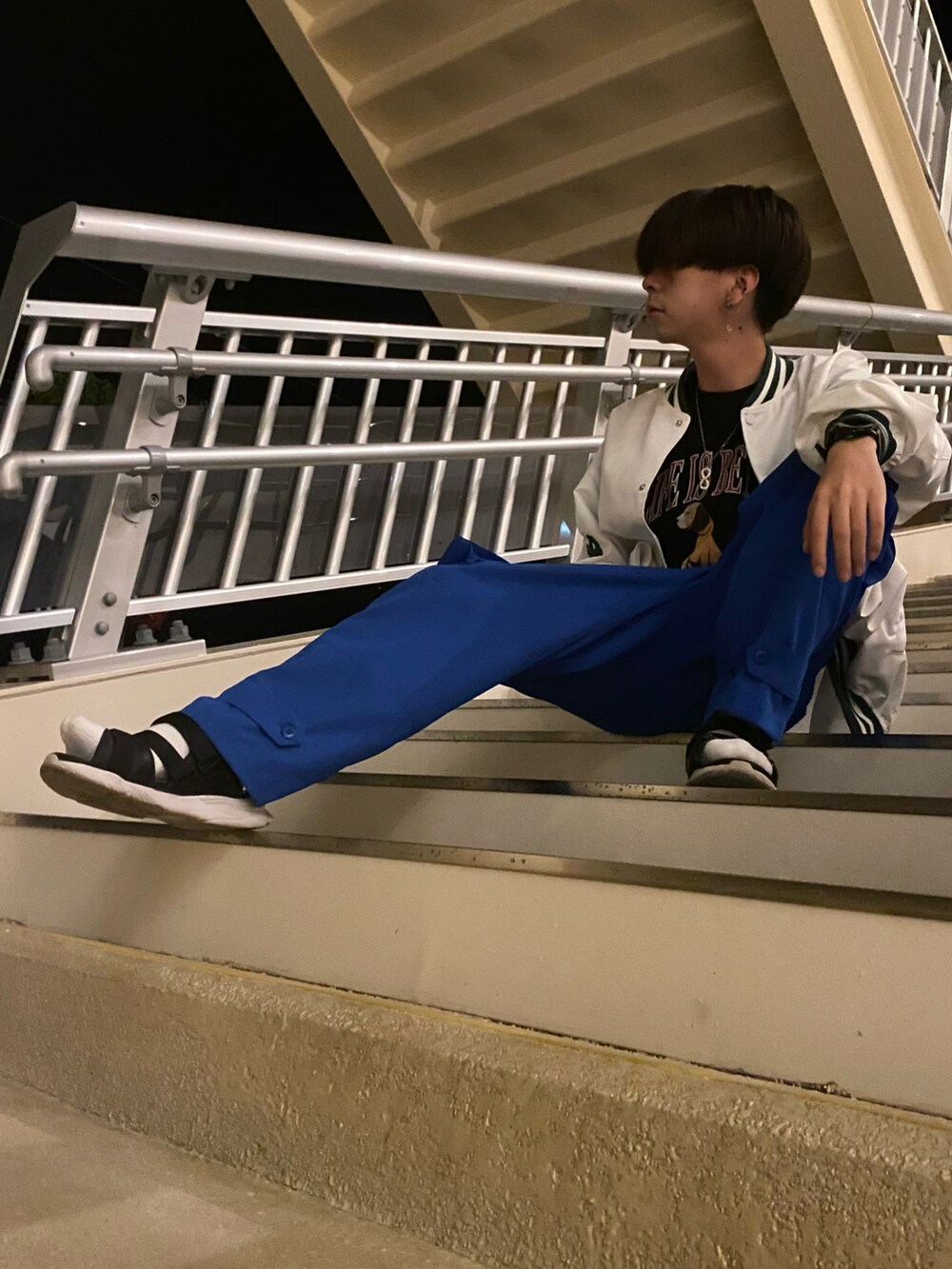 ブルー系のパンツ、ホワイト系のジャケット/アウターを着用したメンズの夏コーディネートの2枚目の写真