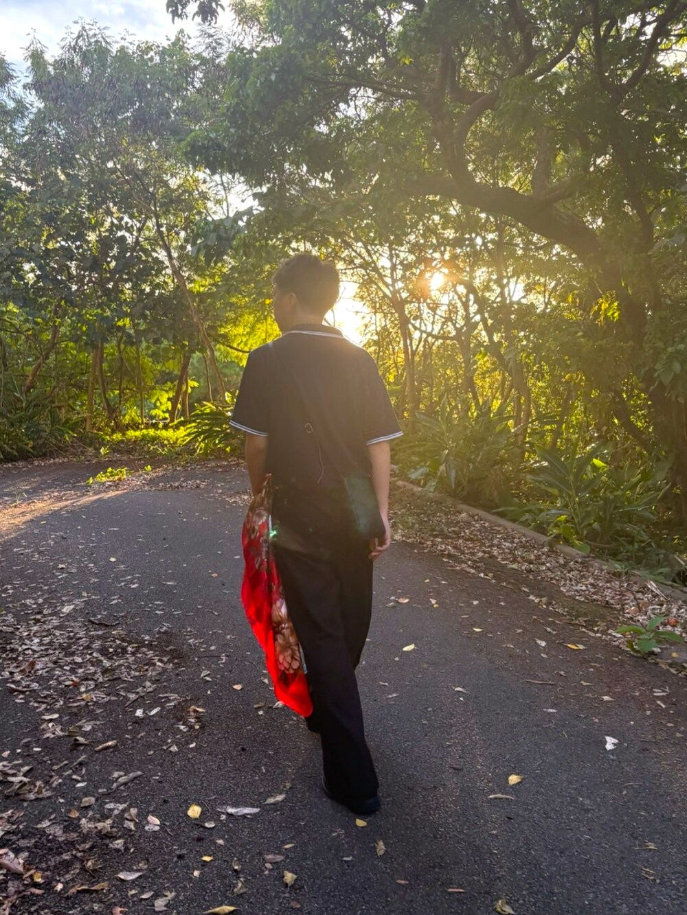 ブルー系のTシャツ/カットソー、ブラック系のパンツを着用したメンズの秋コーディネートの2枚目の写真