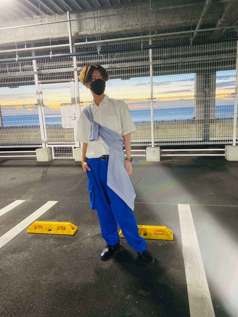 ブルー系のパンツ、ホワイト系のシャツ/ブラウス、ブルー系のシャツ/ブラウスを着用したメンズの夏コーディネートの3枚目の写真