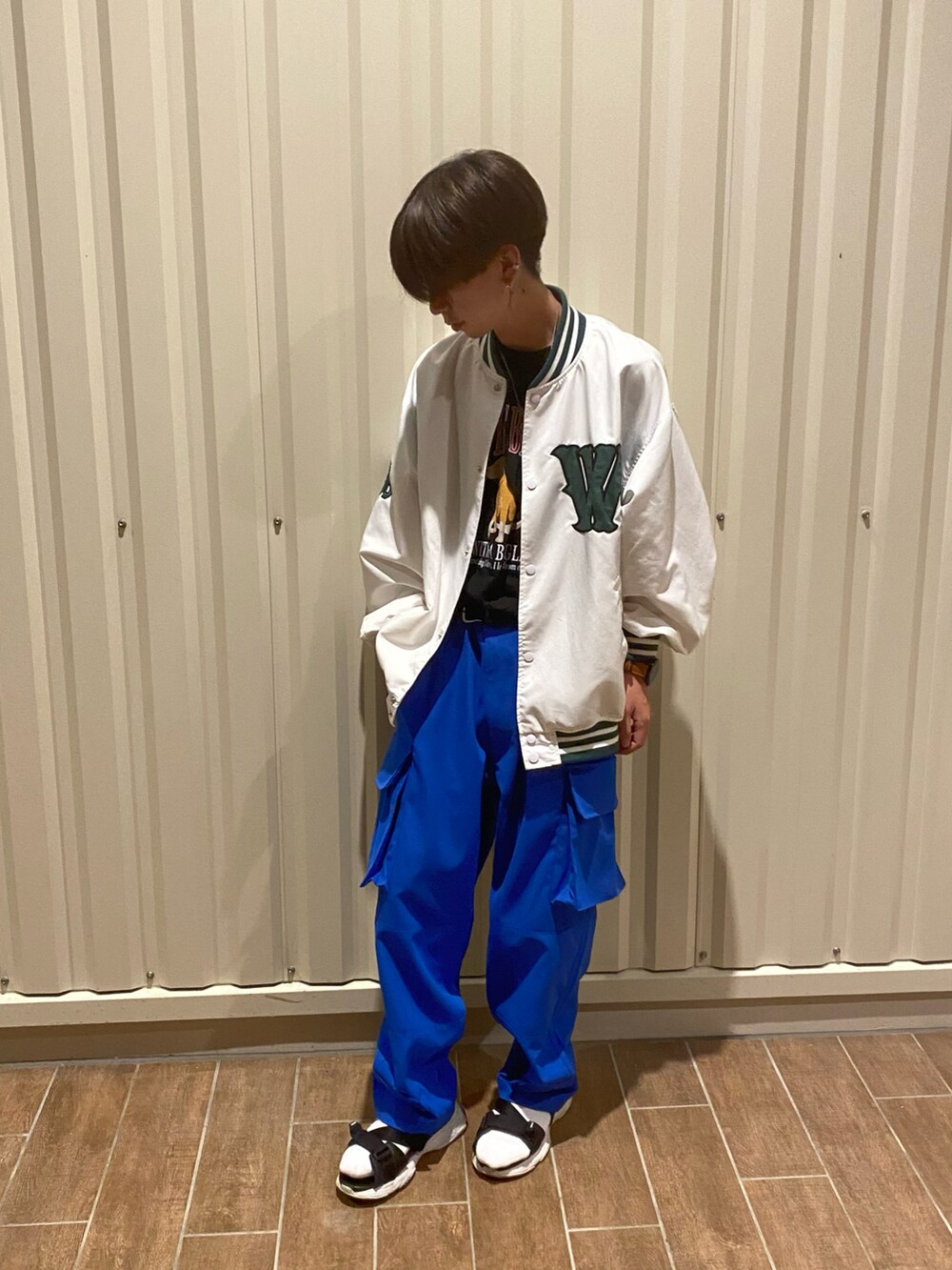 ブルー系のパンツ、ホワイト系のジャケット/アウターを着用したメンズの夏コーディネートの3枚目の写真