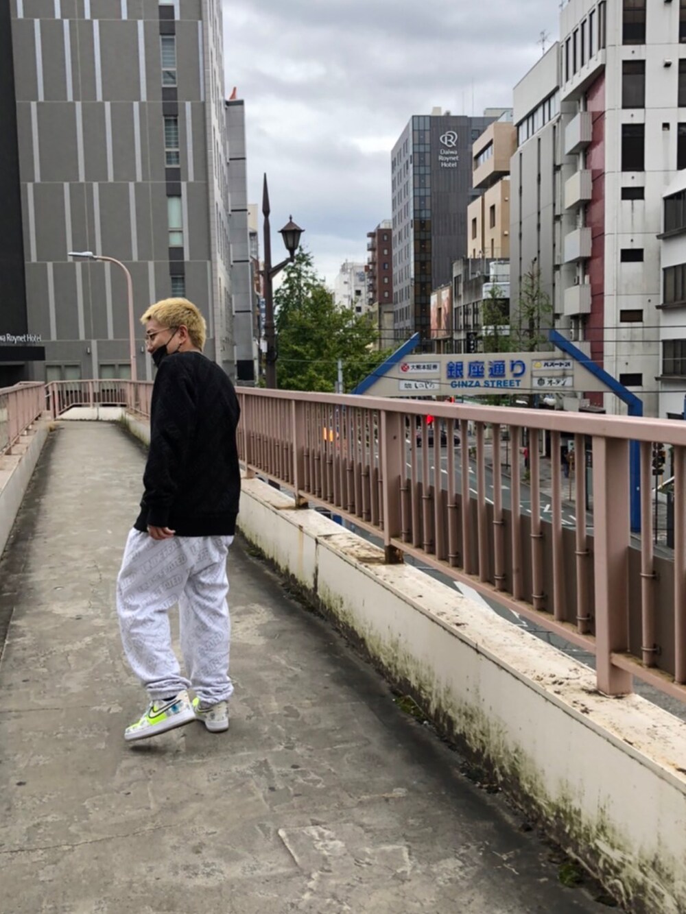 ブラック系のスウェット、ホワイト系のその他パンツ、イエロー系のスニーカーを着用したメンズの冬コーディネートの2枚目の写真