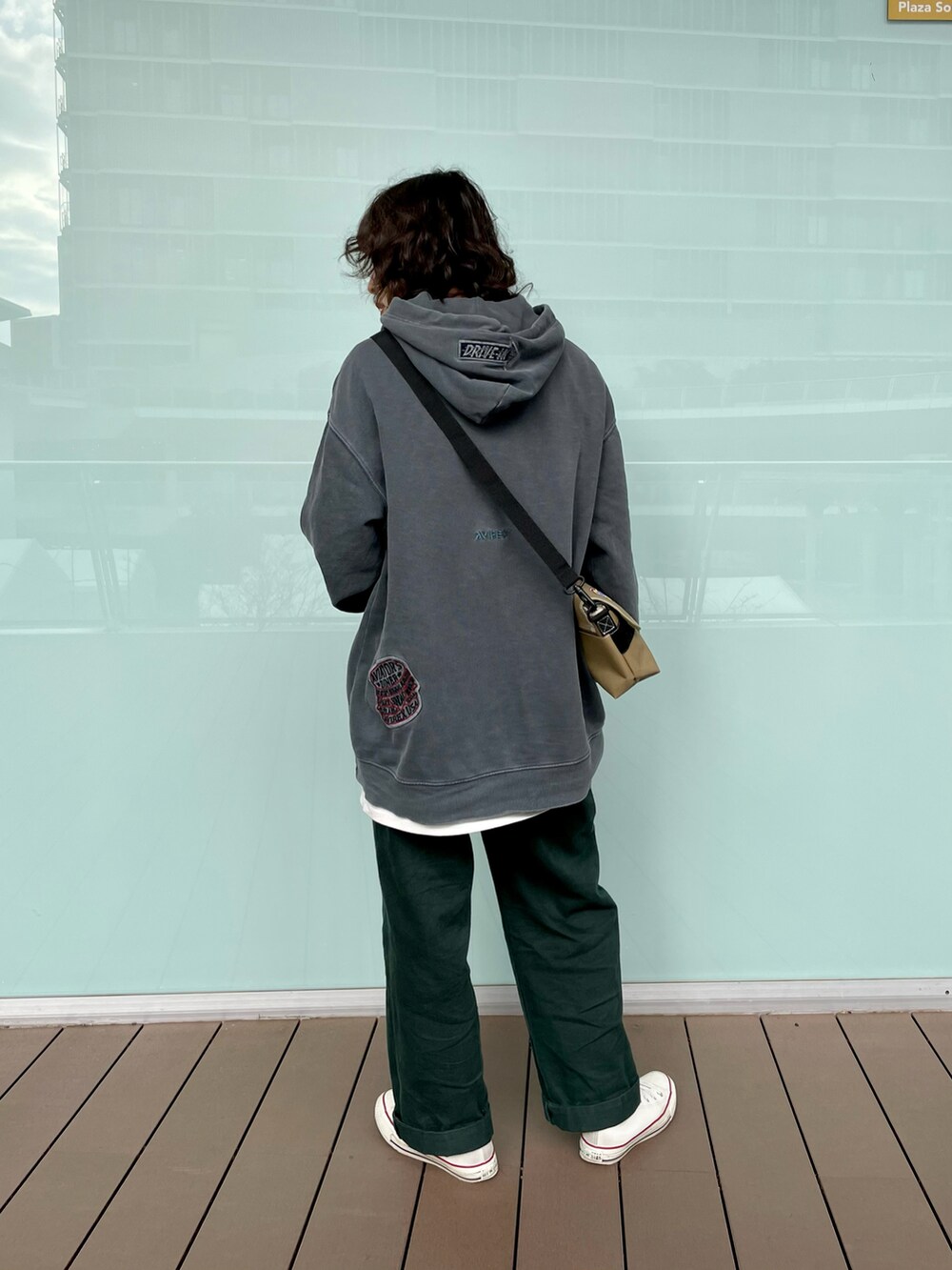 グリーン系のショルダーバッグ、ブラック系のパーカー、グリーン系のその他パンツを着用したレディースの春コーディネートの2枚目の写真