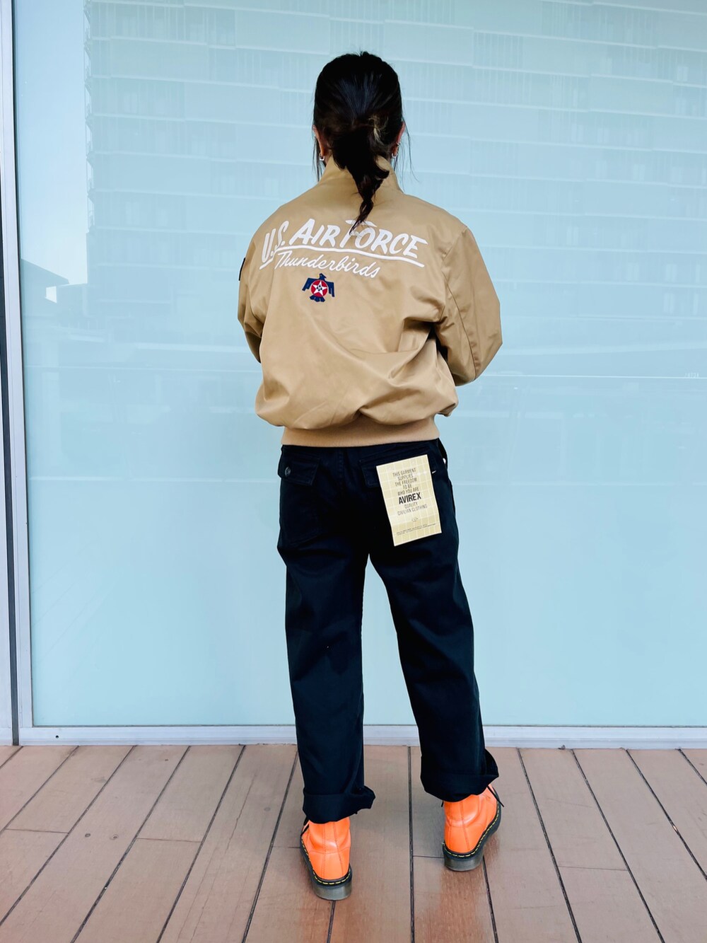 ブラック系のその他パンツ、グリーン系のミリタリージャケット、グリーン系のTシャツ/カットソーを着用したレディースの冬コーディネートの2枚目の写真