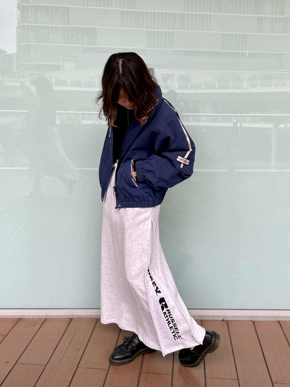 ブルー系のブルゾン、グレー系のスカート、ブラック系のTシャツ/カットソーを着用したレディースの冬コーディネートの3枚目の写真