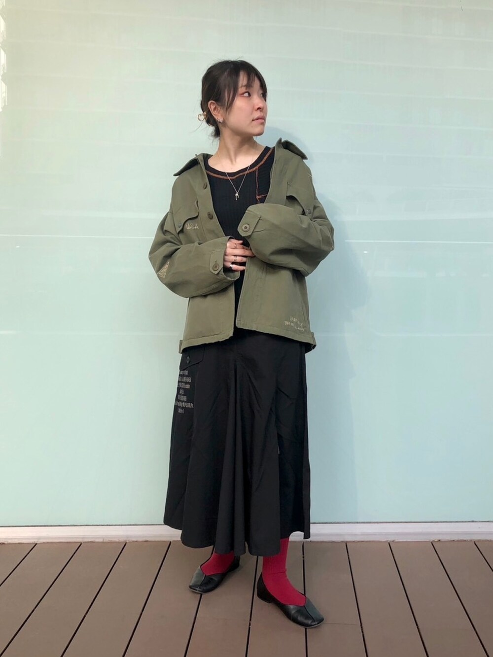 ブラック系のTシャツ/カットソー、その他のその他アウター、ブラック系のスカートを着用したレディースの春コーディネートの2枚目の写真