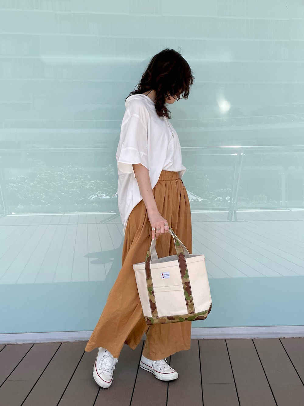 ホワイト系のシャツ/ブラウス、イエロー系のその他パンツ、グリーン系のトートバッグを着用したレディースの春コーディネートの3枚目の写真