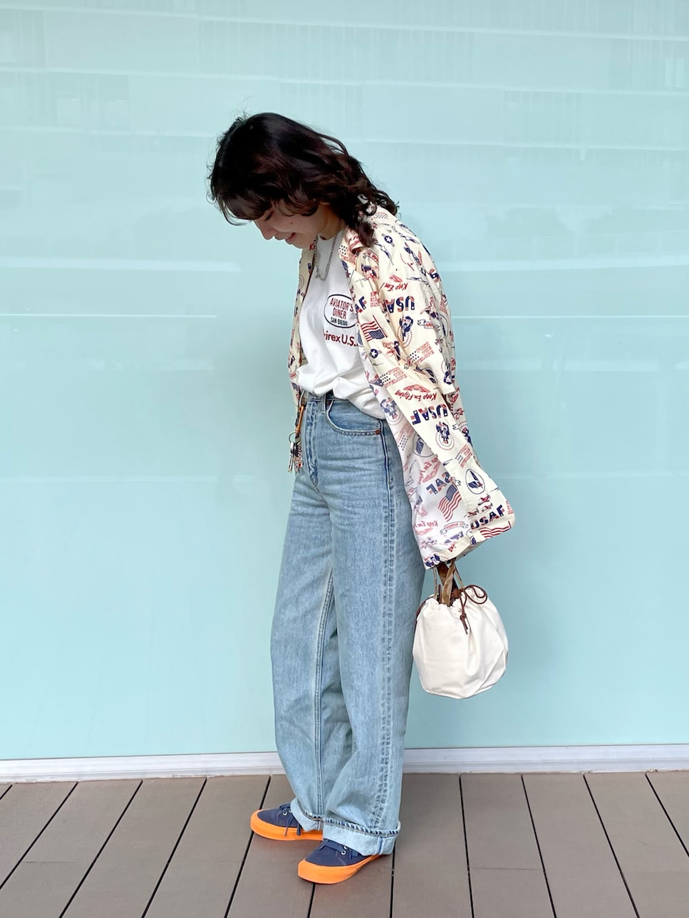 ホワイト系のTシャツ/カットソー、ホワイト系のシャツ/ブラウス、ホワイト系のバッグを着用したレディースの春コーディネートの2枚目の写真