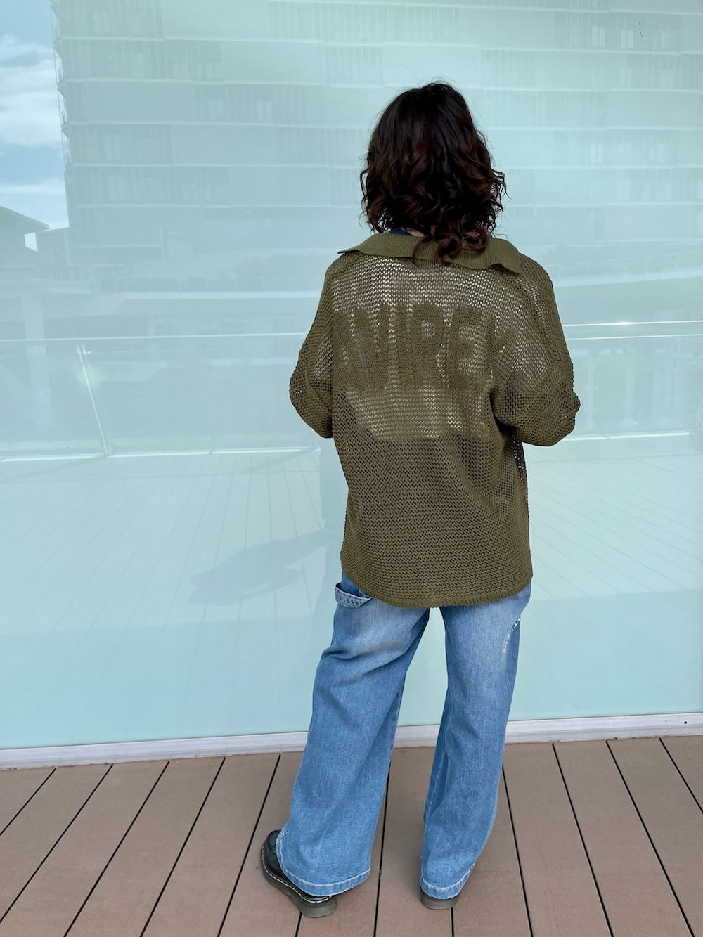 ブルー系のTシャツ/カットソー、グリーン系のカーディガン/ボレロ、その他のデニムパンツを着用したレディースの春コーディネートの2枚目の写真