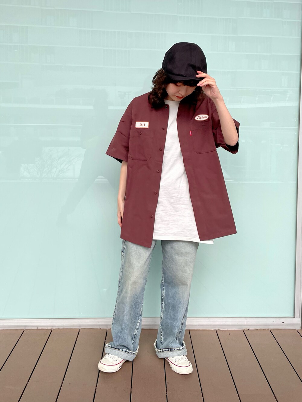 ブラウン系のシャツ/ブラウス、その他のデニムパンツ、ブラック系のハンチング/ベレー帽を着用したレディースの春コーディネートの2枚目の写真